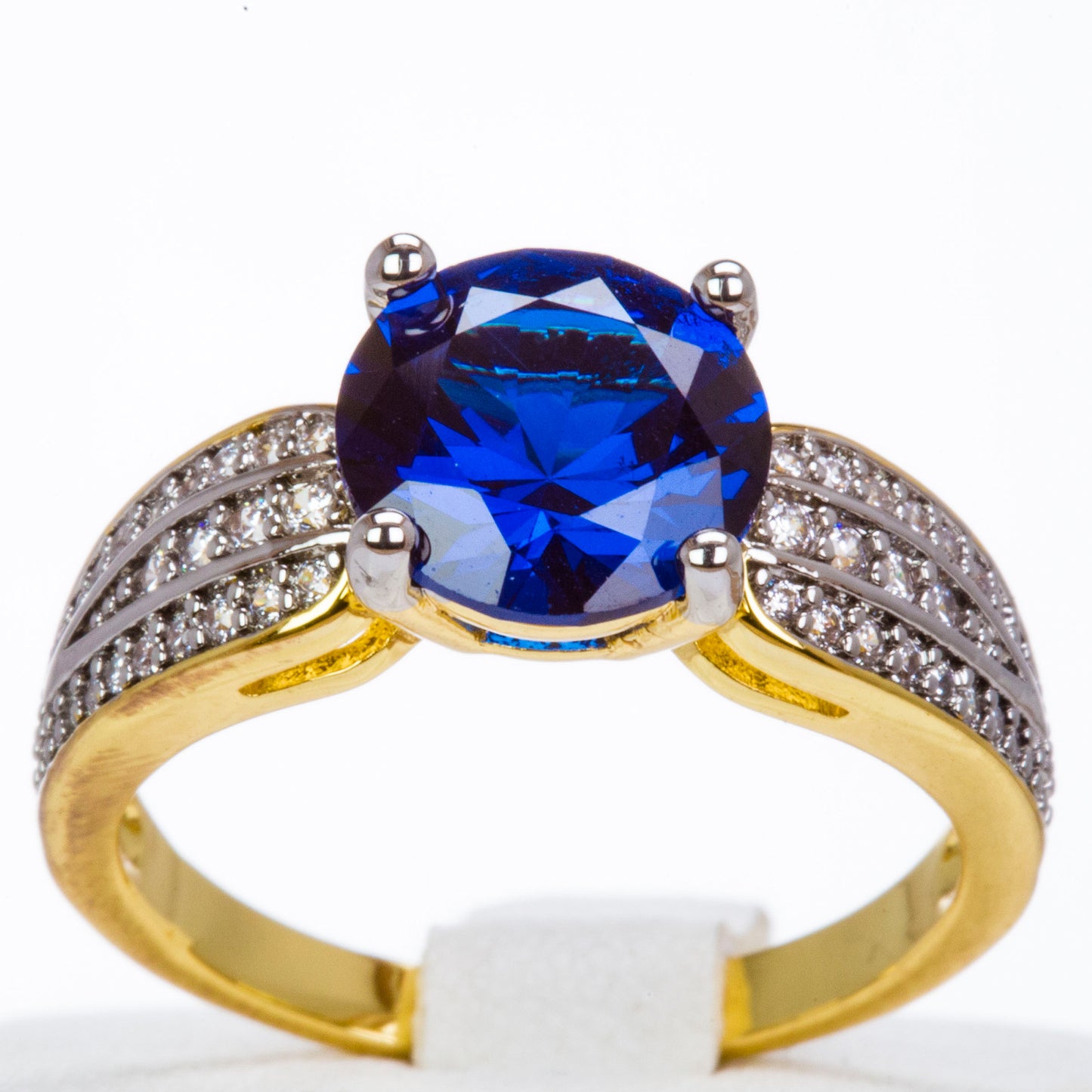 Ring aus goldplattierterr Legierung mit blauem Emporia®-Kristall und weißem Emporia® Kristall