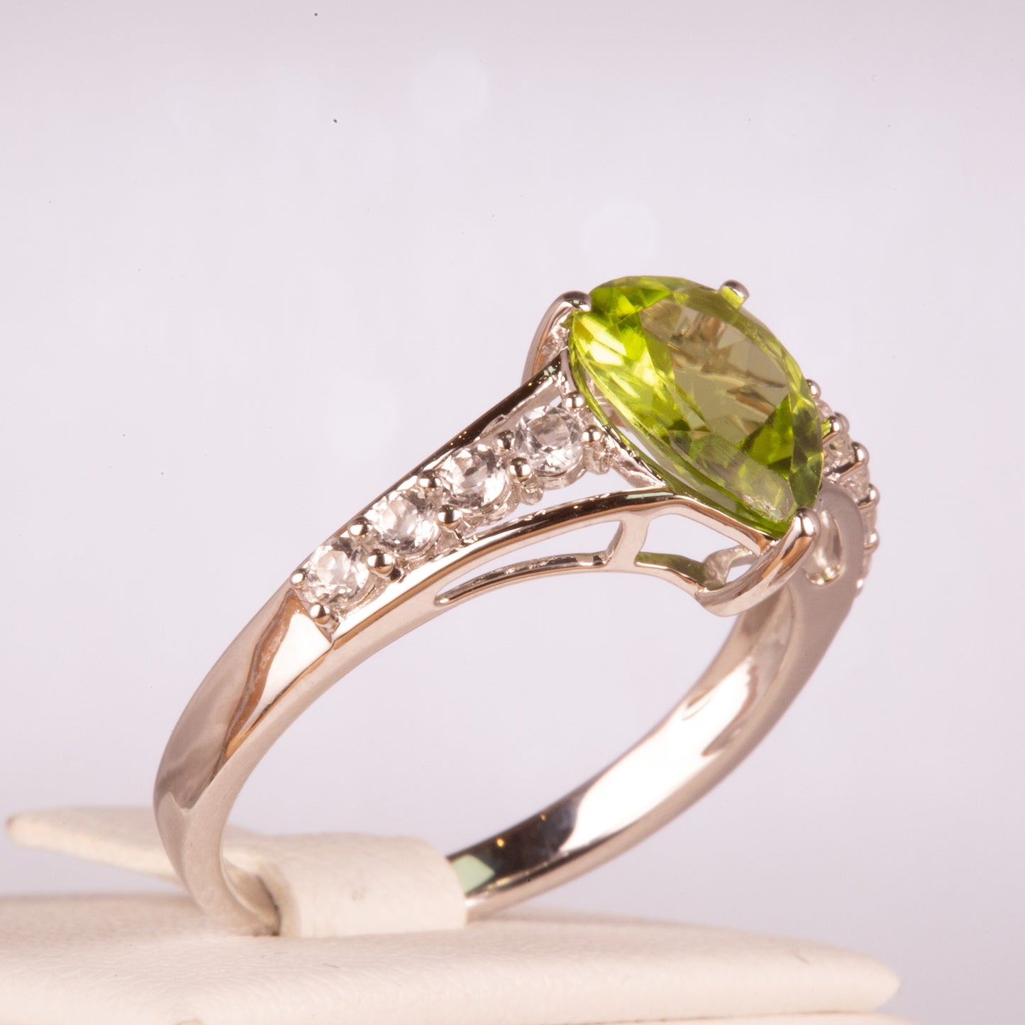 Silberring mit Peridot und weißem Topas