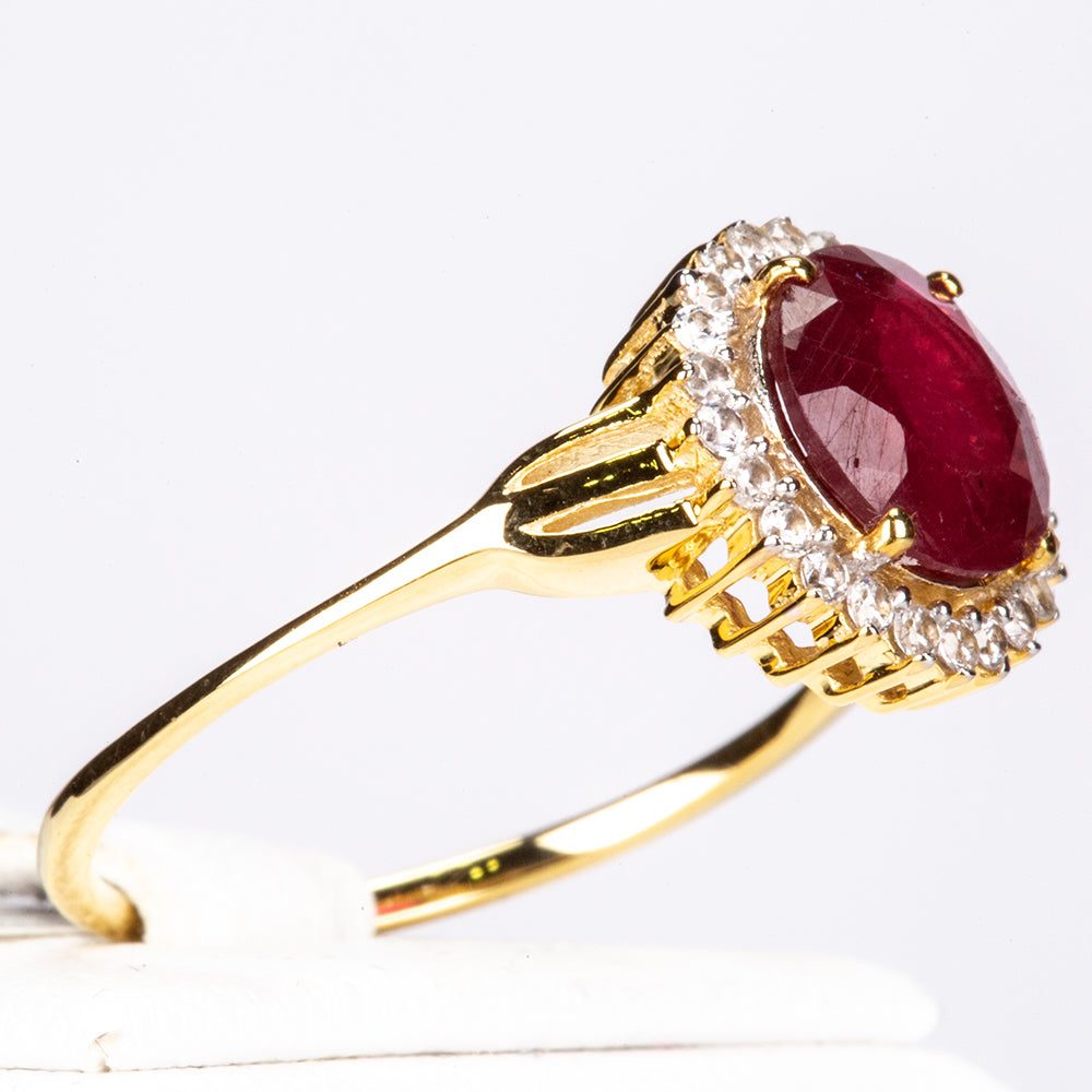 Goldplattierter Silberring mit Thai Rubin und weißem Zirkon