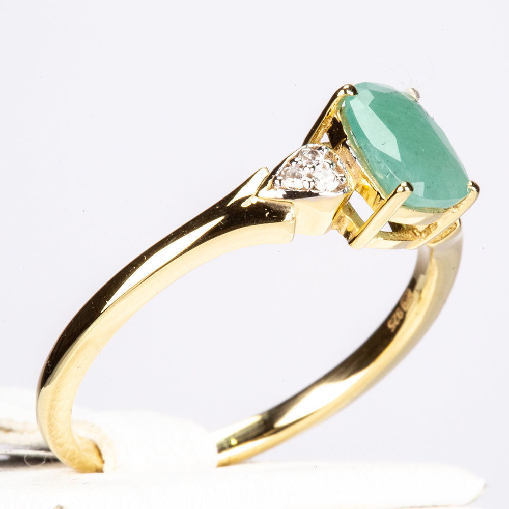 Goldplattierter Silberring mit brasilianischem Smaragd und weißem Zirkon