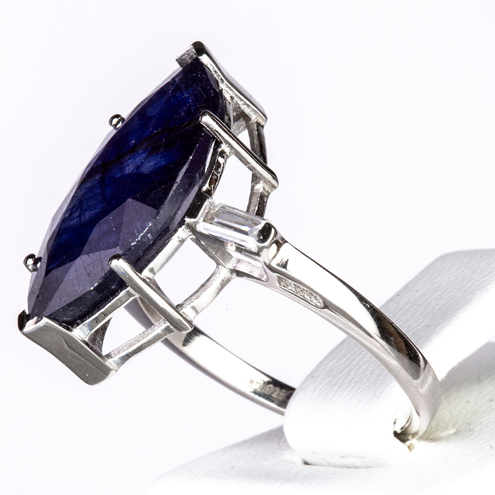 Silberring mit blauem Rosebery Saphir und weißem Zirkon