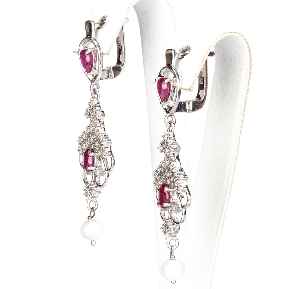 Silberohrringe mit Rubin aus Madagaskar und weißer Süßwasserperle