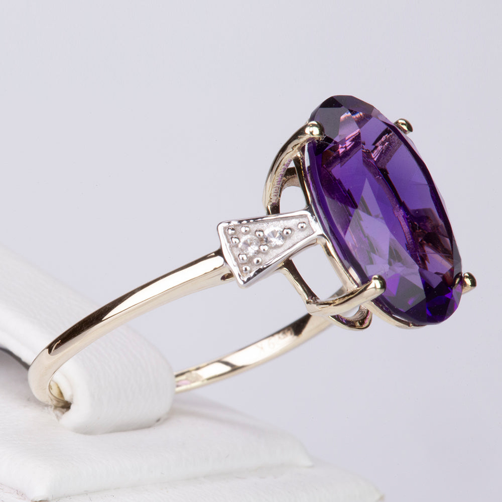 Goldring mit marokkanischem Amethyst und weißem Topas