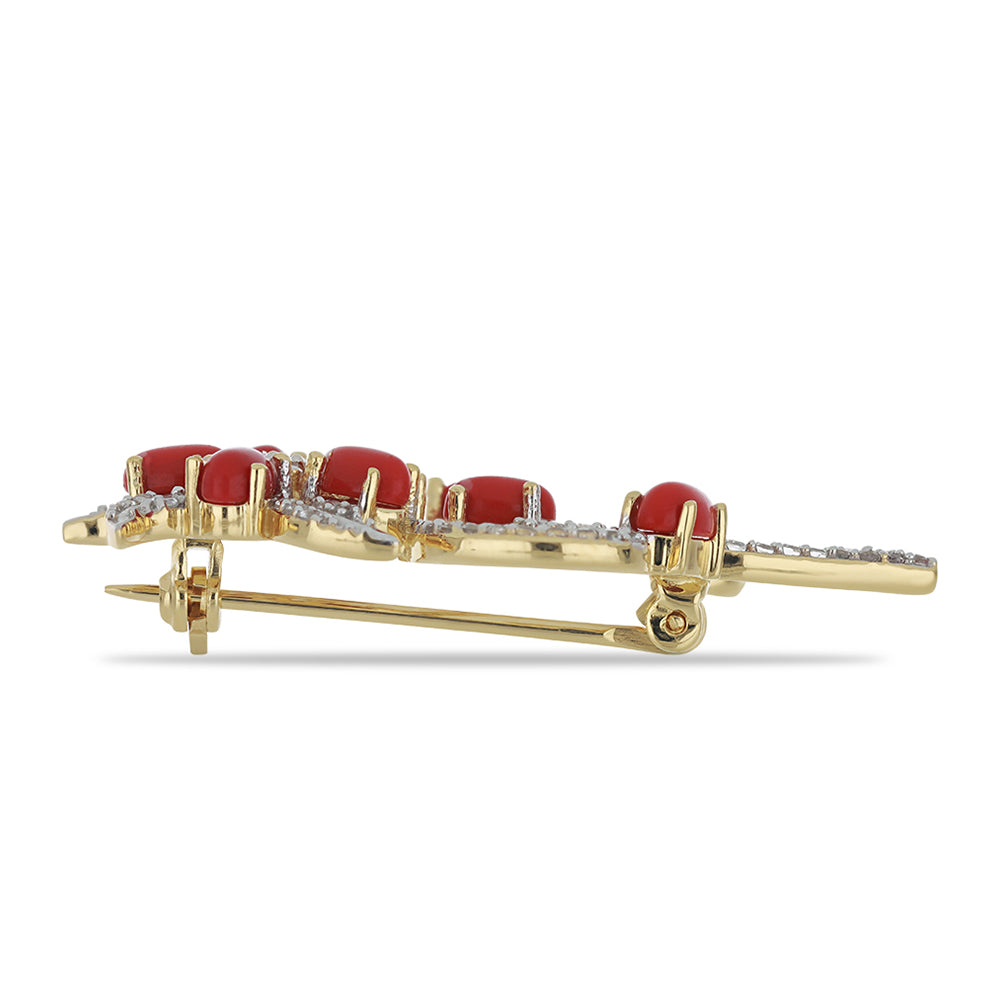 Goldplattierte Silberbrosche mit roter Schwammkoralle und weißem Topas
