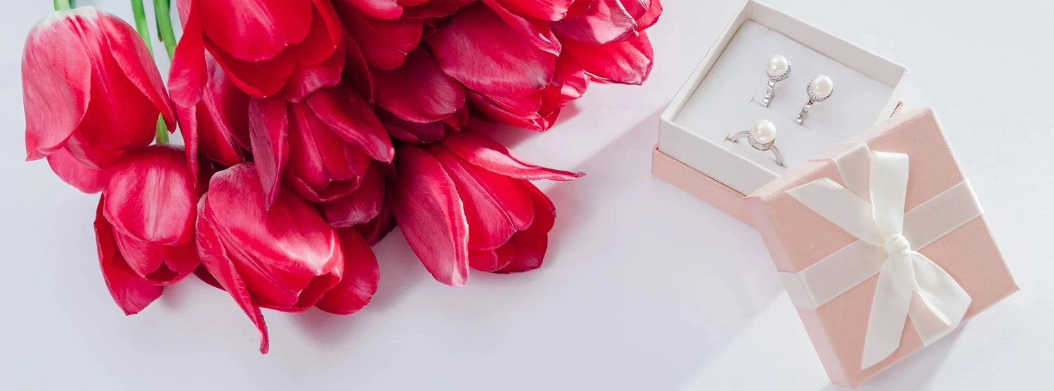 Schmuckstücke mit Edelsteinen