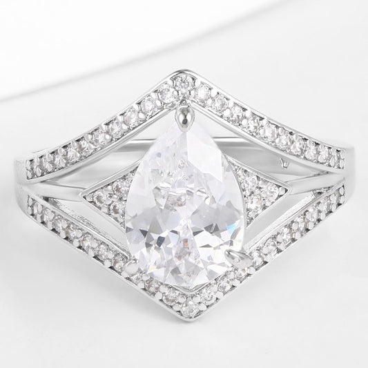 Ring aus goldplattierterr Legierung mit weißem Emporia® Kristall