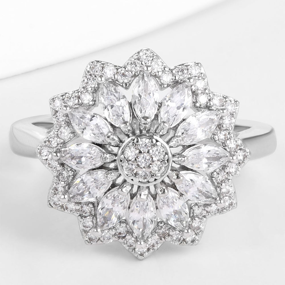 Ring aus goldplattierterr Legierung mit weißem Emporia® Kristall