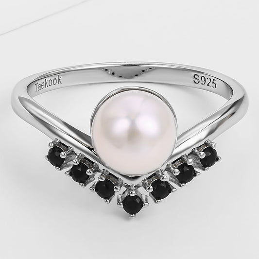 Ring aus goldplattierterr Legierung mit schwarzem Emporia®-Kristall