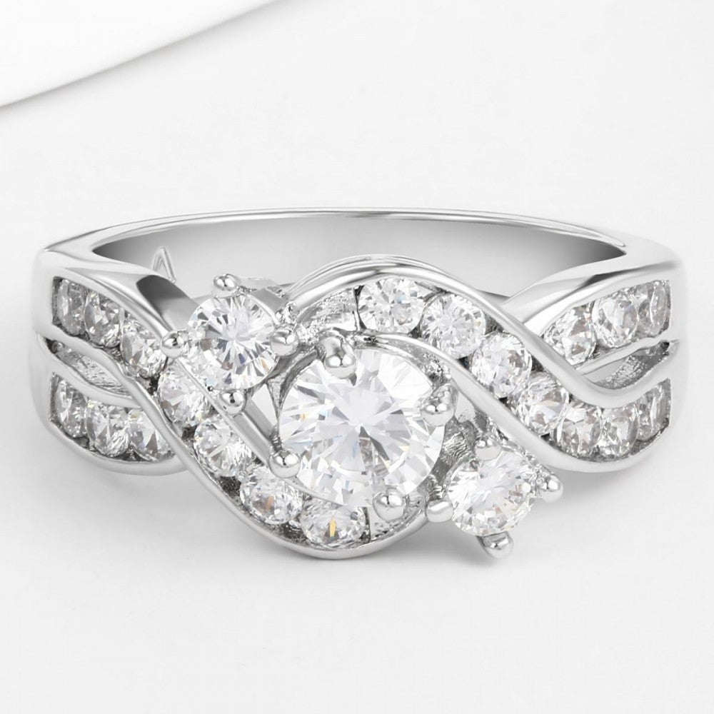 Ring aus goldplattierterr Legierung mit weißem Emporia® Kristall