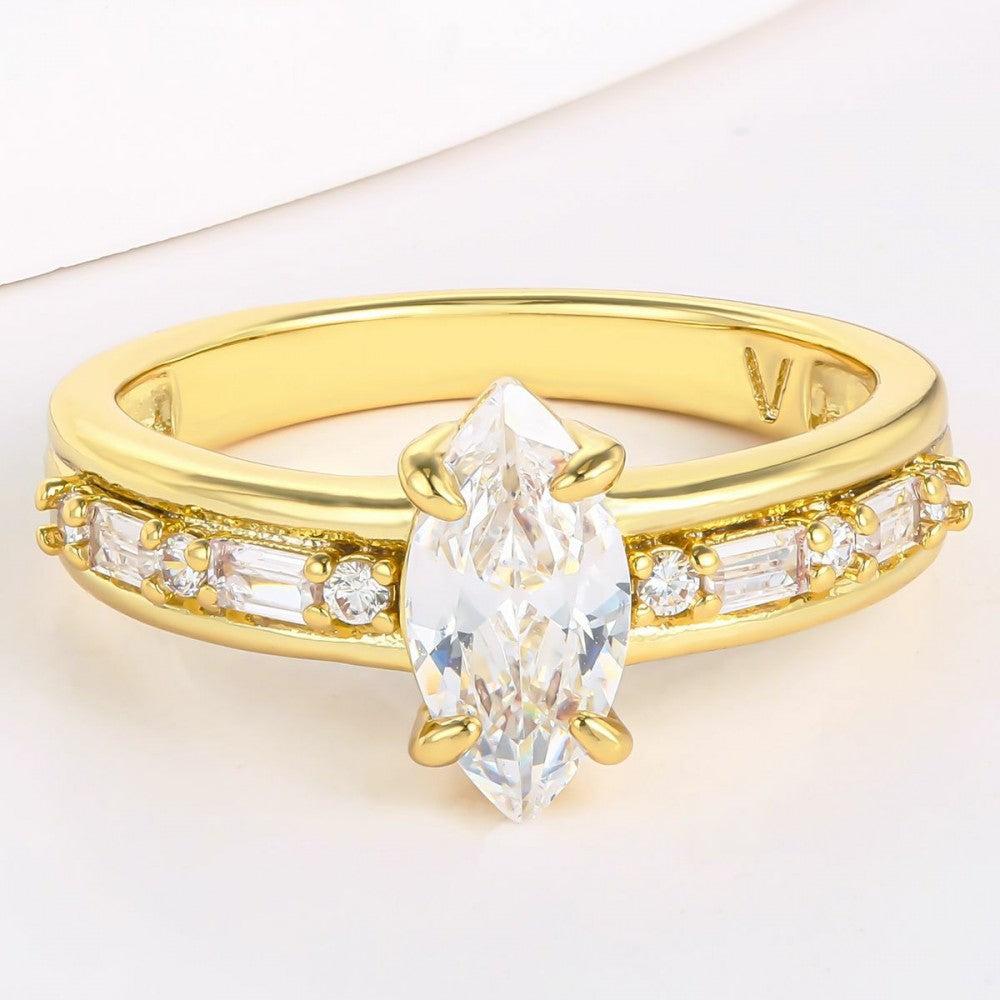 Ring aus goldplattierterr Legierung mit weißem Emporia® Kristall