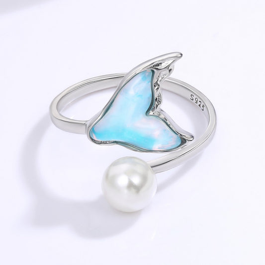 Ring aus goldplattierterr Legierung mit blauem Emporia®-Kristall