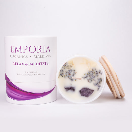 Emporia Organics Duftkerze im Glas: Malediven - RELAX & MEDITATE, mit Amethyst, Duft: englische Birne und Freesie, 100% Sojawachs, 230 g