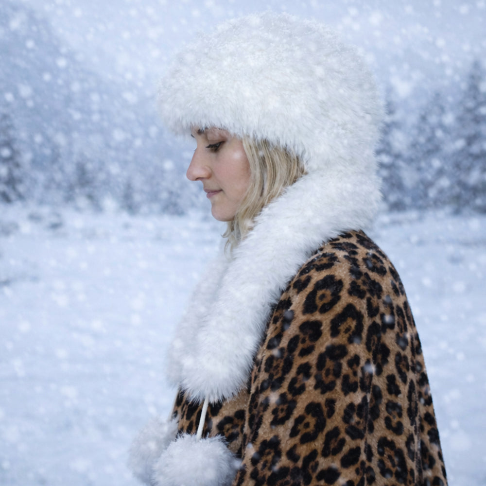Weiße Wintermütze aus Kunstfell mit Schal – Einheitsgröße 6 