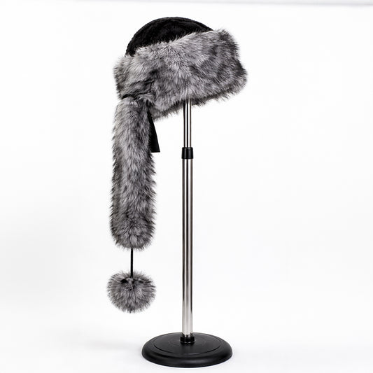 Silberfarbene Wintermütze aus Kunstfell mit Schal – Einheitsgröße