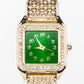 Uhr aus goldplattierter Legierung mit grünem Emporia® Kristall und weißem Emporia® Kristall