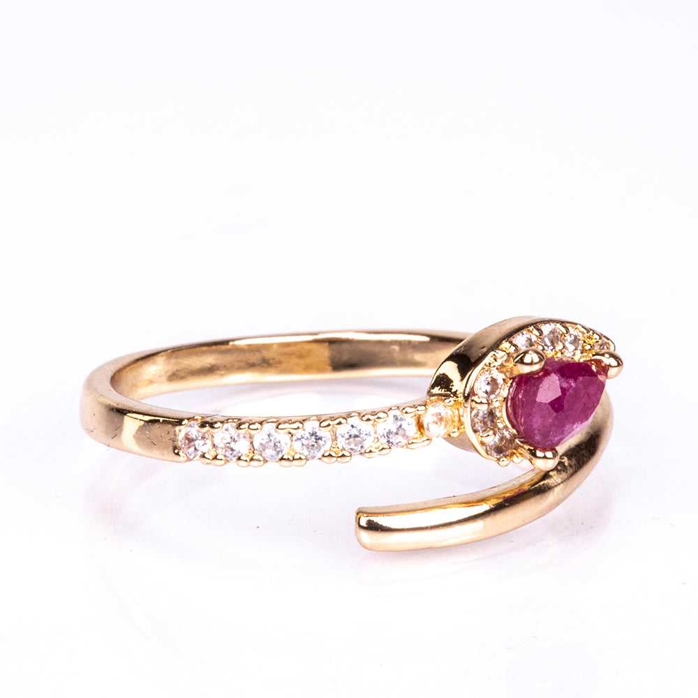 Ring aus goldplattierterr Legierung mit Rubin 2 