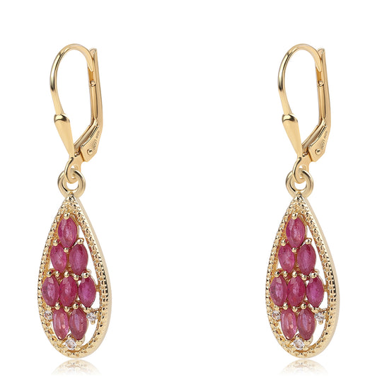Goldplattierte Silberohrringe mit Rubin aus Mosambik und weißem Topas