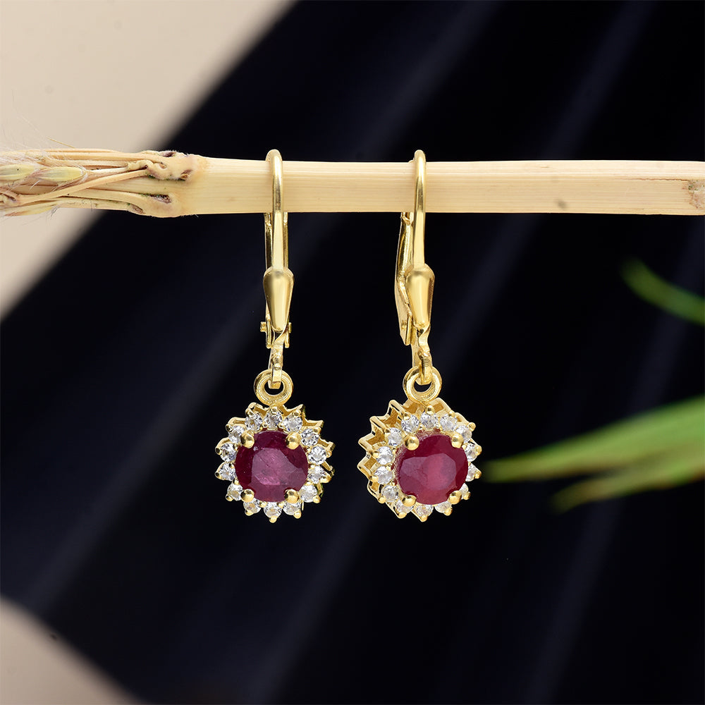 Goldplattierte Silberohrringe mit Rubin aus Madagaskar und weißem Topas