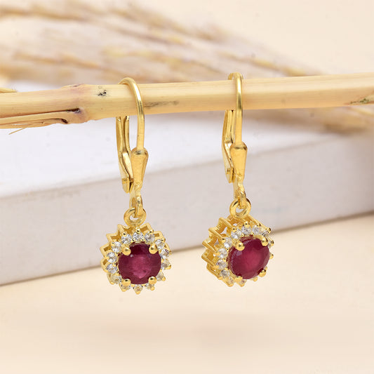 Goldplattierte Silberohrringe mit Rubin aus Madagaskar und weißem Topas