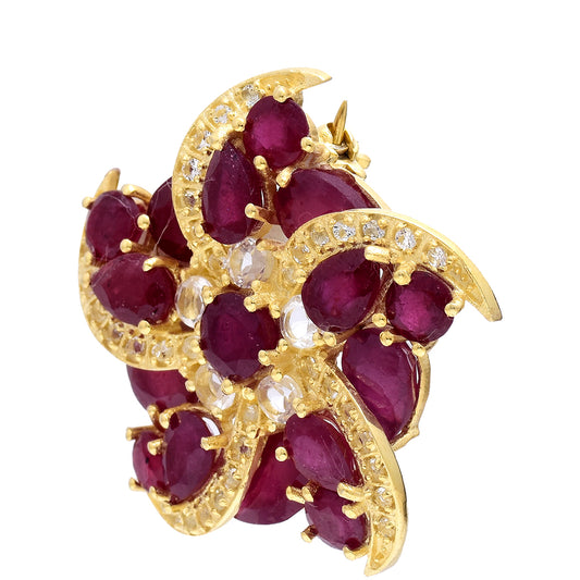 Goldplattierte Silberbrosche mit Rubin aus Madagaskar und weißem Topas