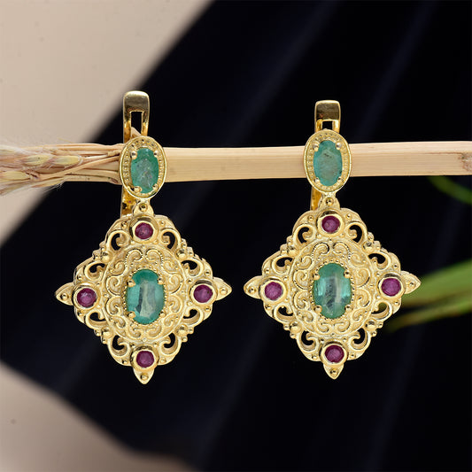 Goldplattierte Silberohrringe mit Rubin aus Madagaskar und brasilianischem Smaragd