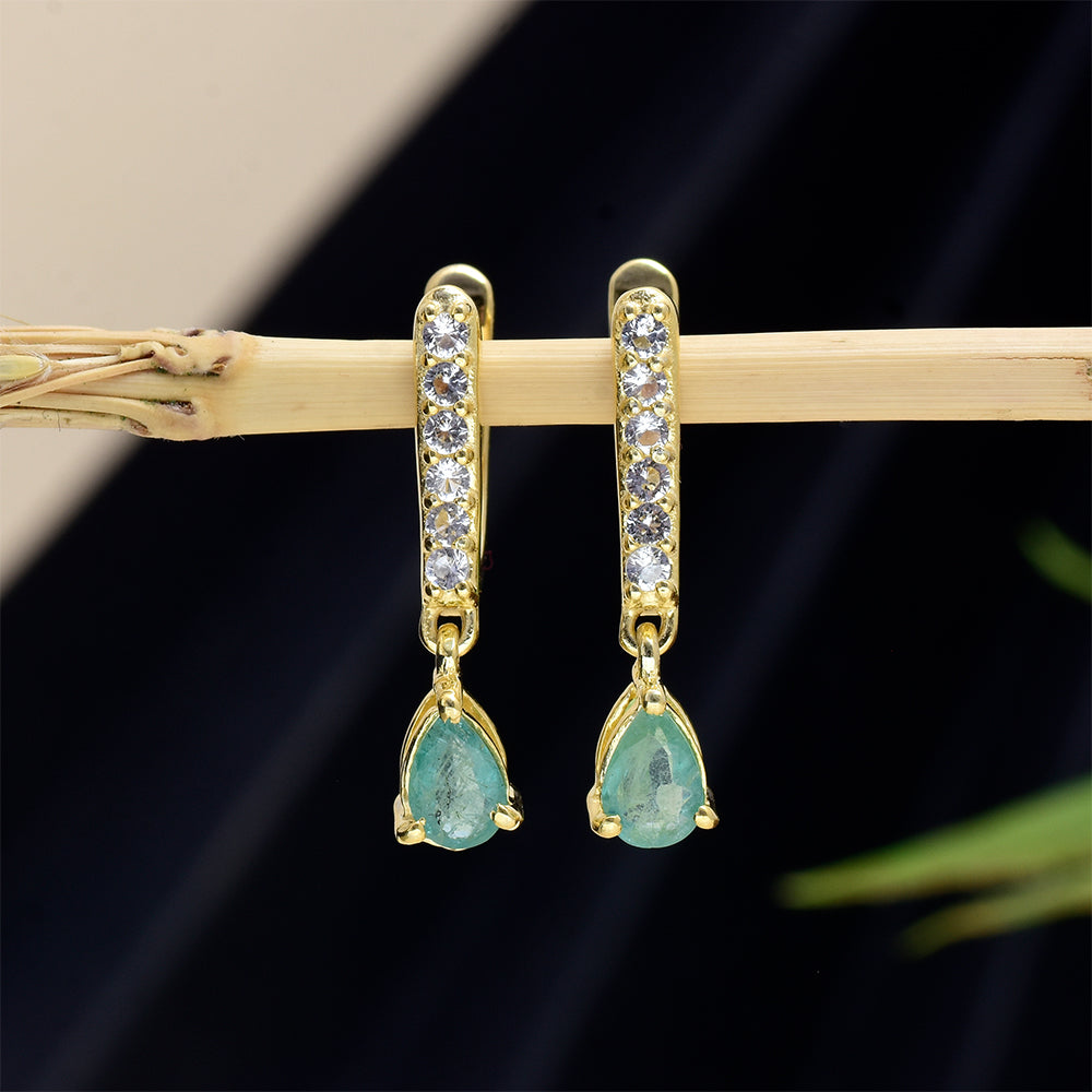 Goldplattierte Silberohrringe mit brasilianischem Smaragd und weißem Topas