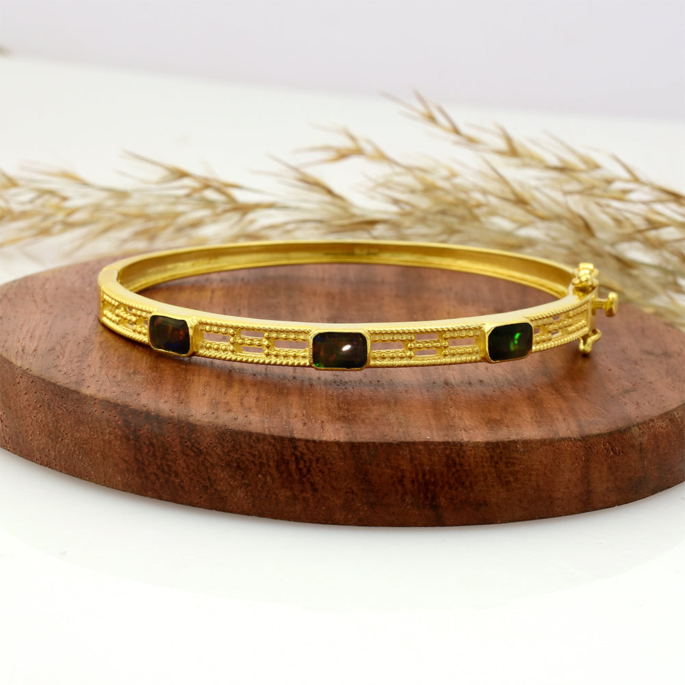 Goldplattiertes Silberarmband mit äthiopischem Opal aus Lega Dembi