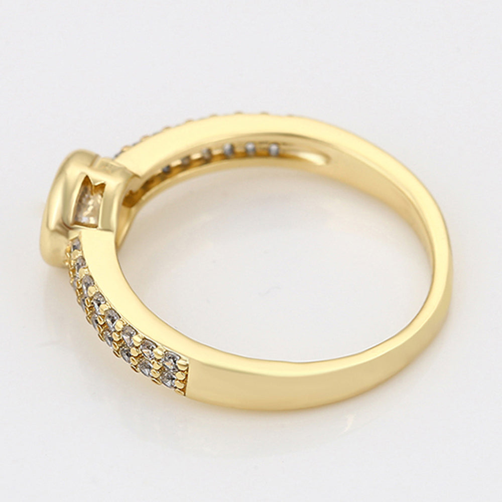 Ring aus goldplattierterr Legierung mit weißem Emporia® Kristall 6 