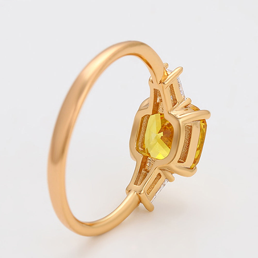 Ring aus goldplattierterr Legierung mit gelbem Emporia®-Kristall und weißem Emporia® Kristall