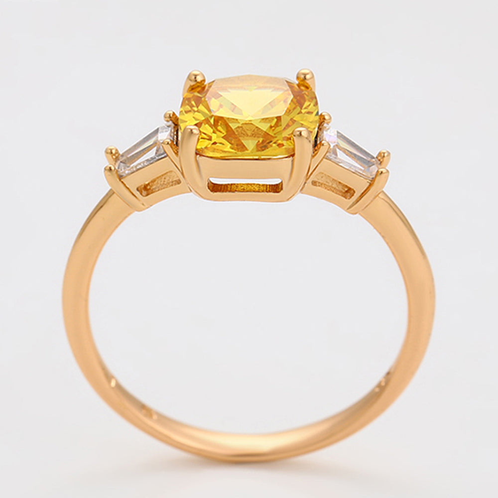 Ring aus goldplattierterr Legierung mit gelbem Emporia®-Kristall und weißem Emporia® Kristall
