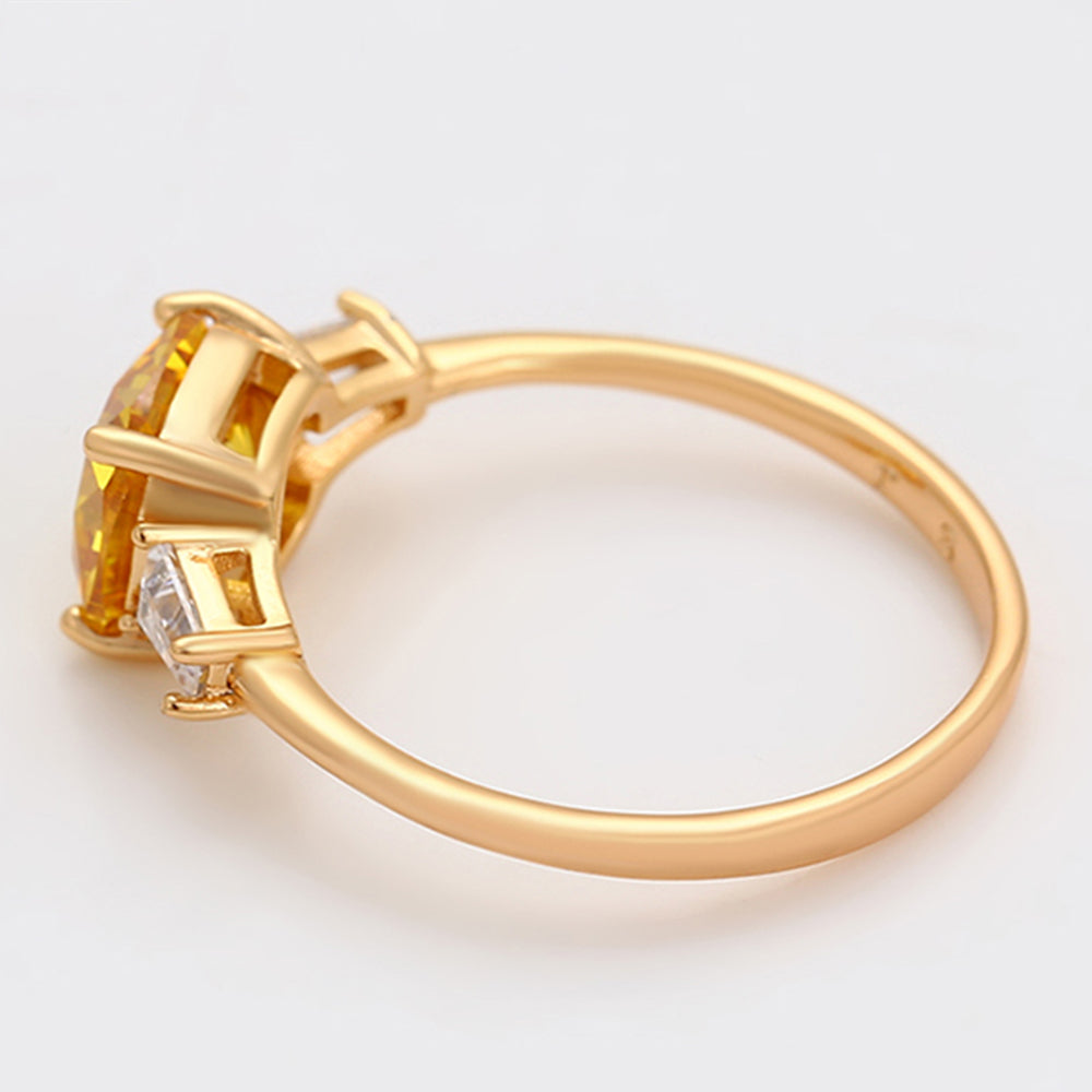 Ring aus goldplattierterr Legierung mit gelbem Emporia®-Kristall und weißem Emporia® Kristall