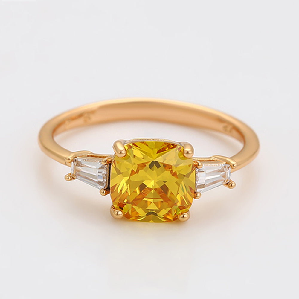 Ring aus goldplattierterr Legierung mit gelbem Emporia®-Kristall und weißem Emporia® Kristall