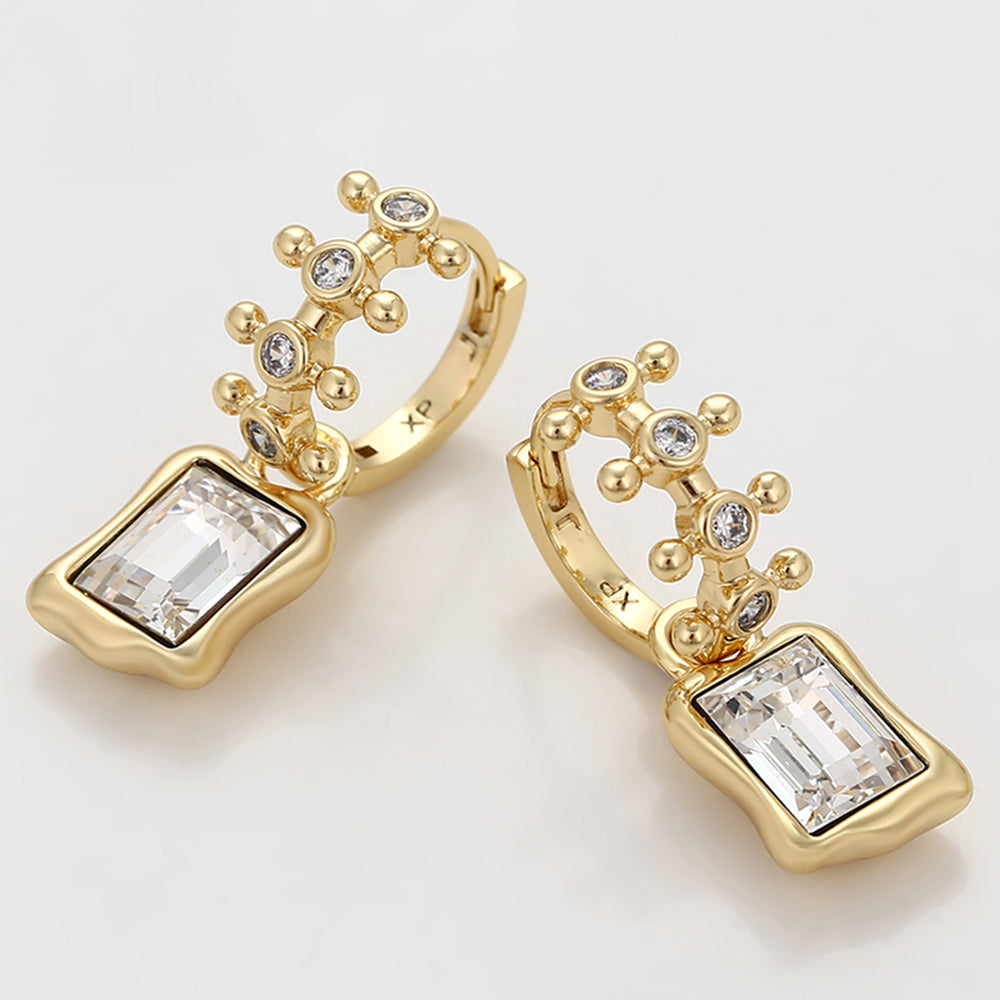 Ohrringe aus goldplattierter Legierung mit weißem Emporia® Kristall