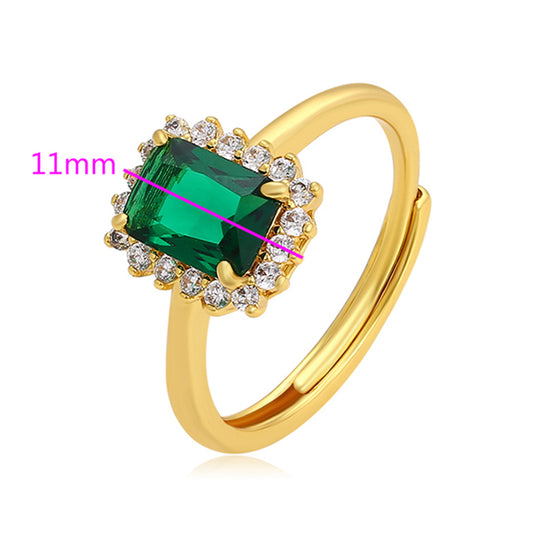 Ring aus goldplattierterr Legierung mit grünem Emporia® Kristall und weißem Emporia® Kristall