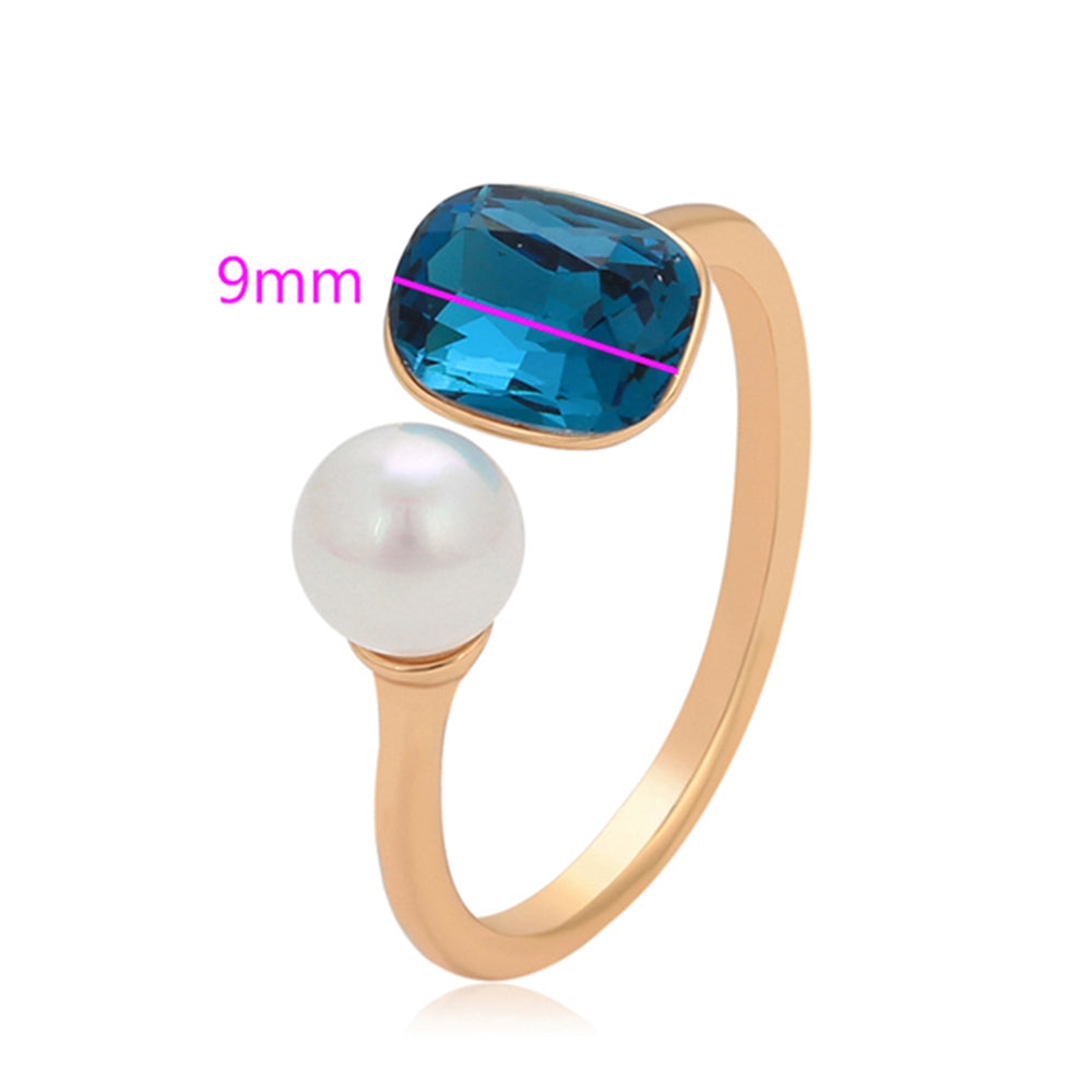 Ring aus goldplattierterr Legierung mit Glasperle und blauem Emporia®-Kristall