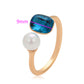 Ring aus goldplattierterr Legierung mit Glasperle und blauem Emporia®-Kristall
