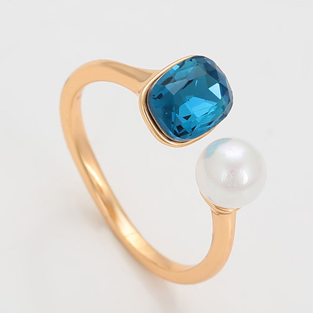 Ring aus goldplattierterr Legierung mit Glasperle und blauem Emporia®-Kristall