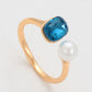 Ring aus goldplattierterr Legierung mit Glasperle und blauem Emporia®-Kristall