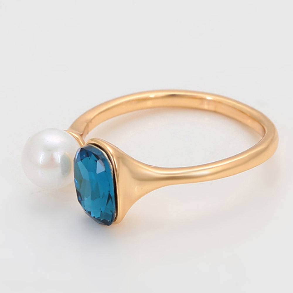 Ring aus goldplattierterr Legierung mit Glasperle und blauem Emporia®-Kristall