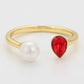 Ring aus goldplattierterr Legierung mit Glasperle und rotem Emporia®-Kristall