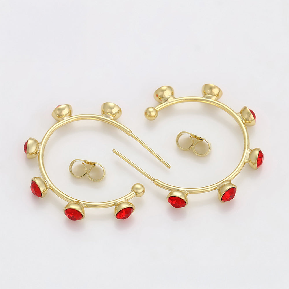 Ohrringe aus goldplattierter Legierung mit rotem Emporia®-Kristall 7 