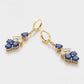 Ohrringe aus goldplattierter Legierung mit blauem Emporia®-Kristall und weißem Emporia® Kristall