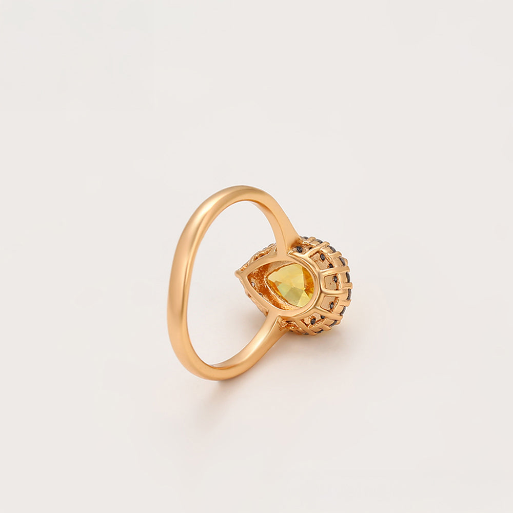 Ring aus goldplattierterr Legierung mit gelbem Emporia®-Kristall und weißem Emporia® Kristall 5 