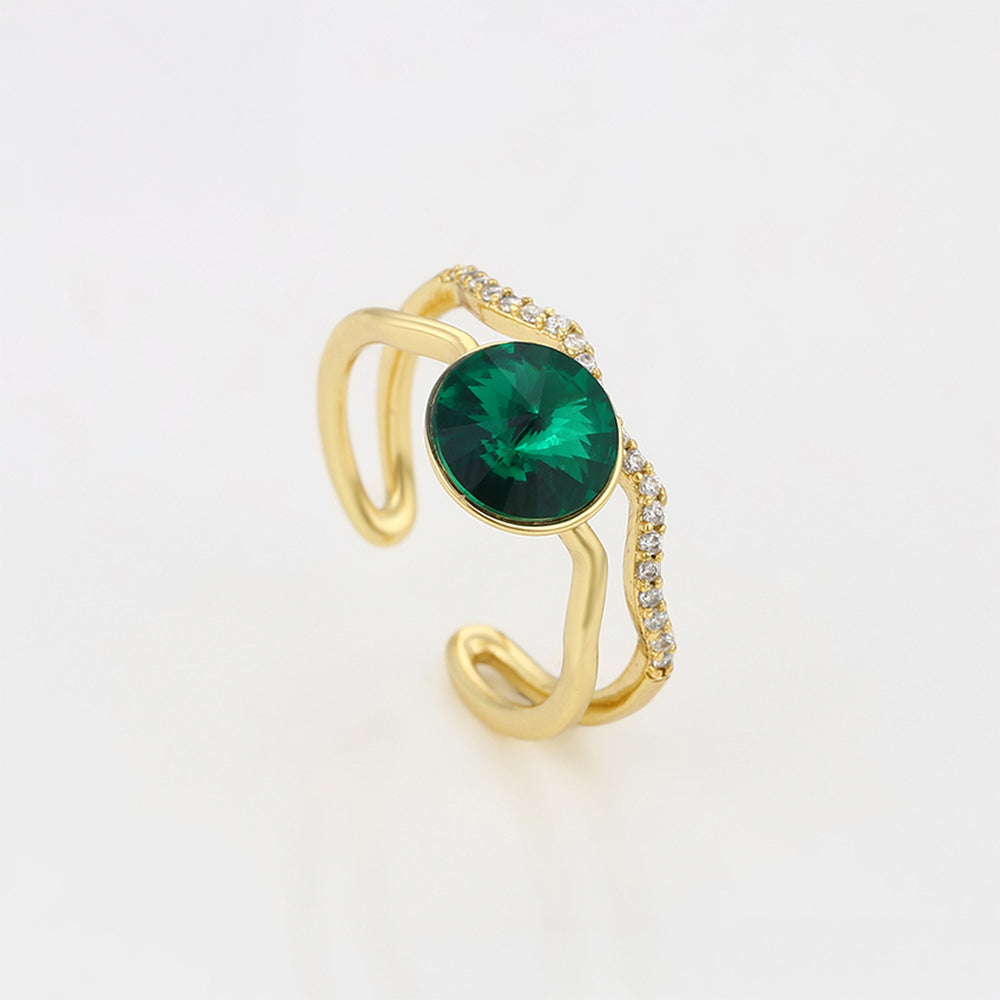 Ring aus goldplattierterr Legierung mit grünem Emporia® Kristall und weißem Emporia® Kristall