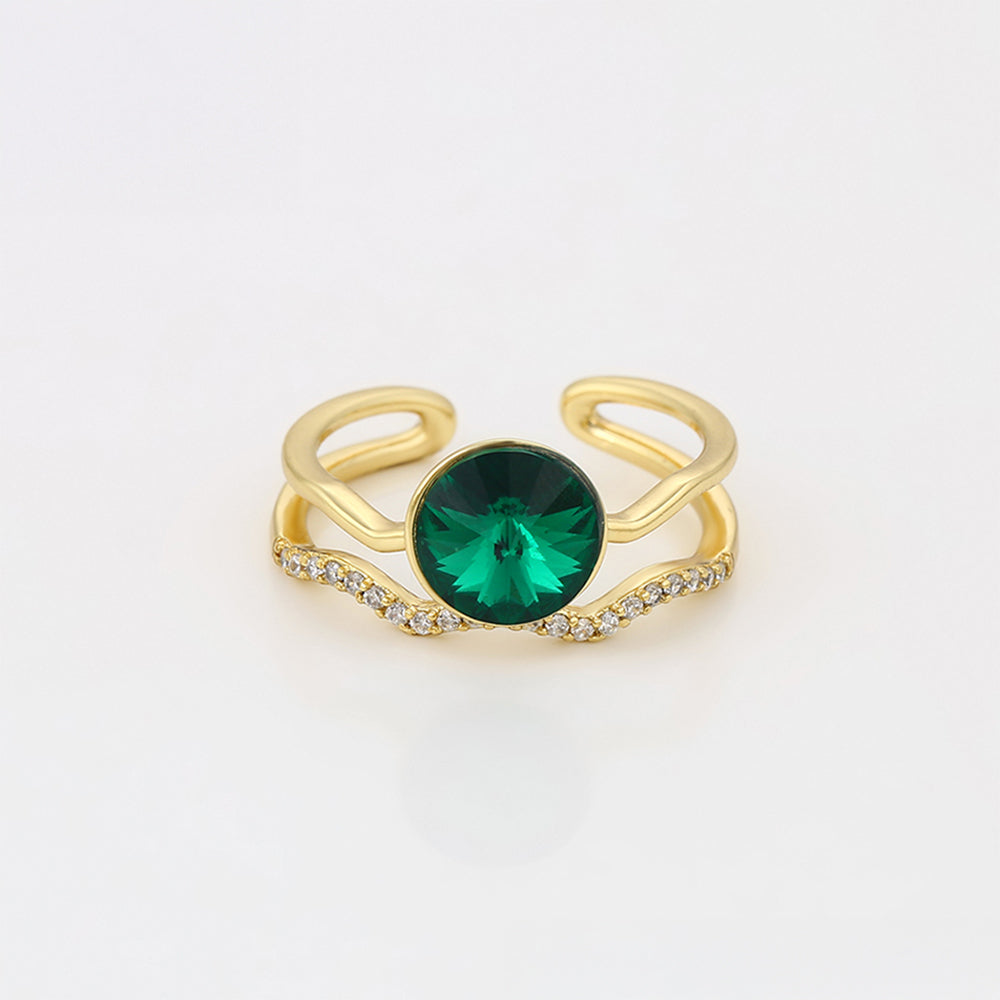 Ring aus goldplattierterr Legierung mit grünem Emporia® Kristall und weißem Emporia® Kristall