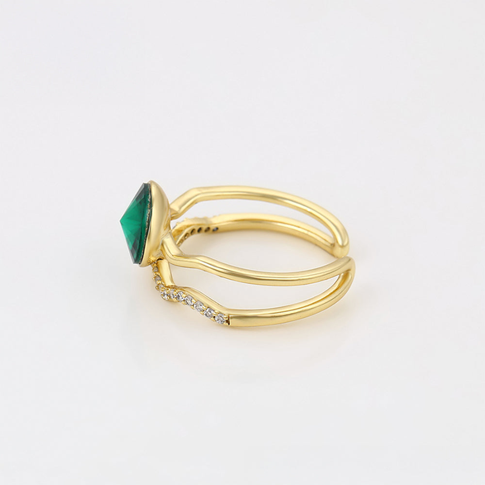Ring aus goldplattierterr Legierung mit grünem Emporia® Kristall und weißem Emporia® Kristall