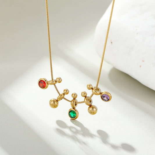 Halskette aus goldplattierter Legierung mit grünem Emporia® Kristall und rotem Emporia®-Kristall