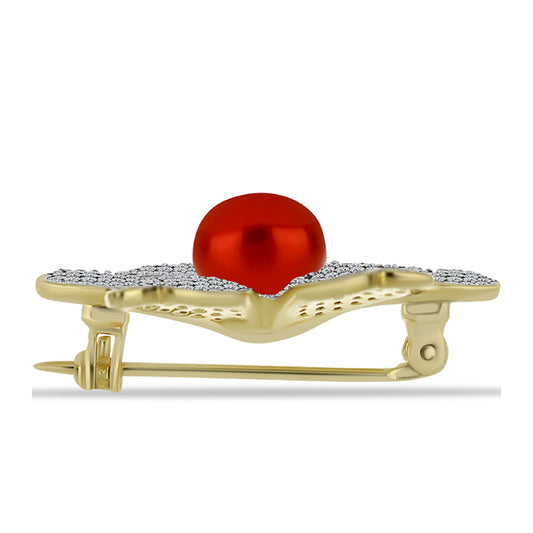 Goldplattierte Silberbrosche mit roter Süßwasserperle und weißem Topas