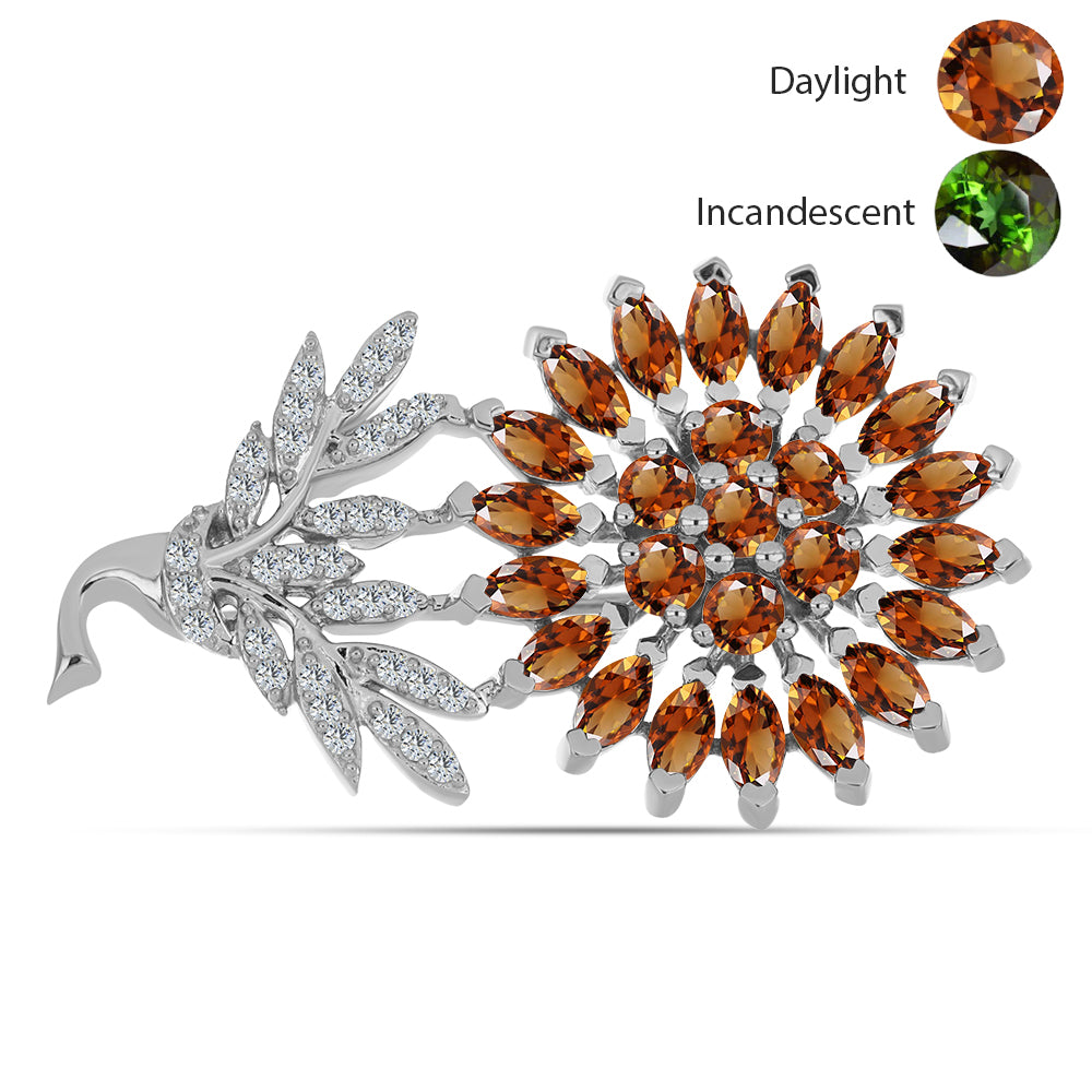 Silberbrosche mit zertifiziertem laborgezüchteten Zultanit aus Anatolien und weißem Topas 1 