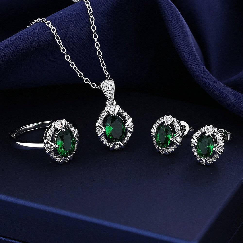 Schmuckgarnitur aus aus goldplattierter Legierung mit grünem Emporia® Kristall und weißem Emporia® Kristall